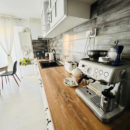The Airport Loft Apartment Отопени Екстериор снимка