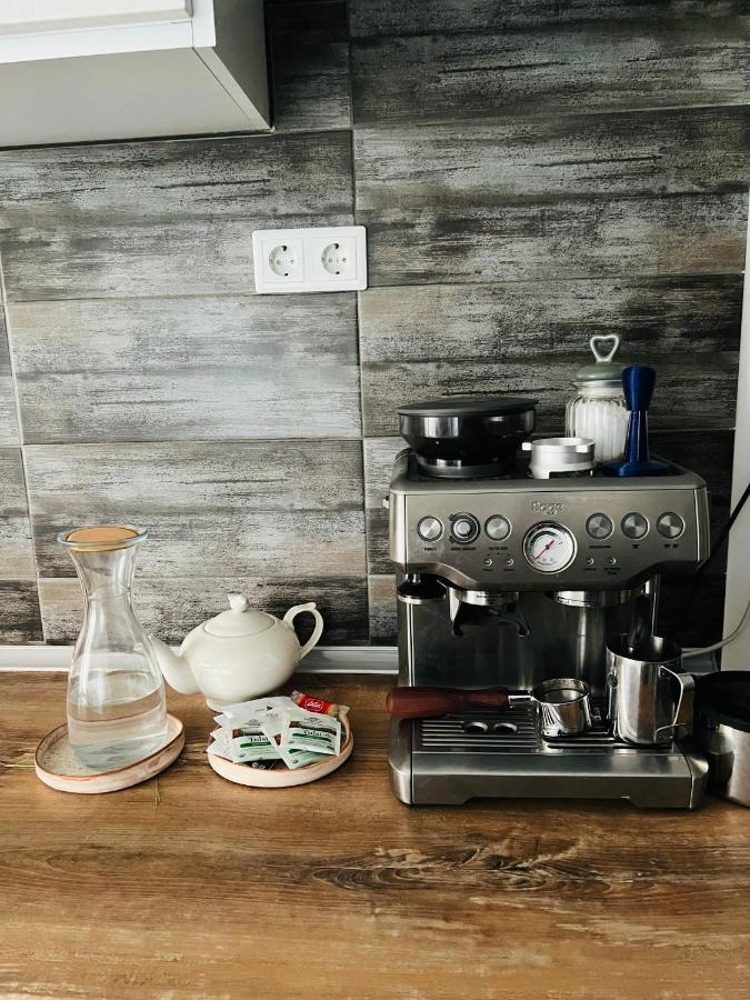 The Airport Loft Apartment Отопени Екстериор снимка