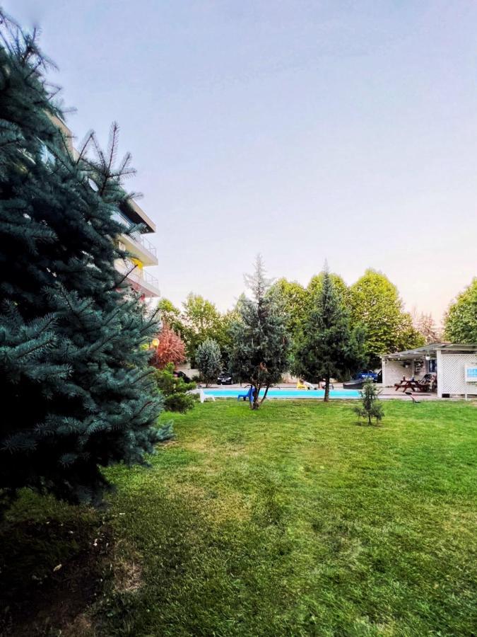 The Airport Loft Apartment Отопени Екстериор снимка