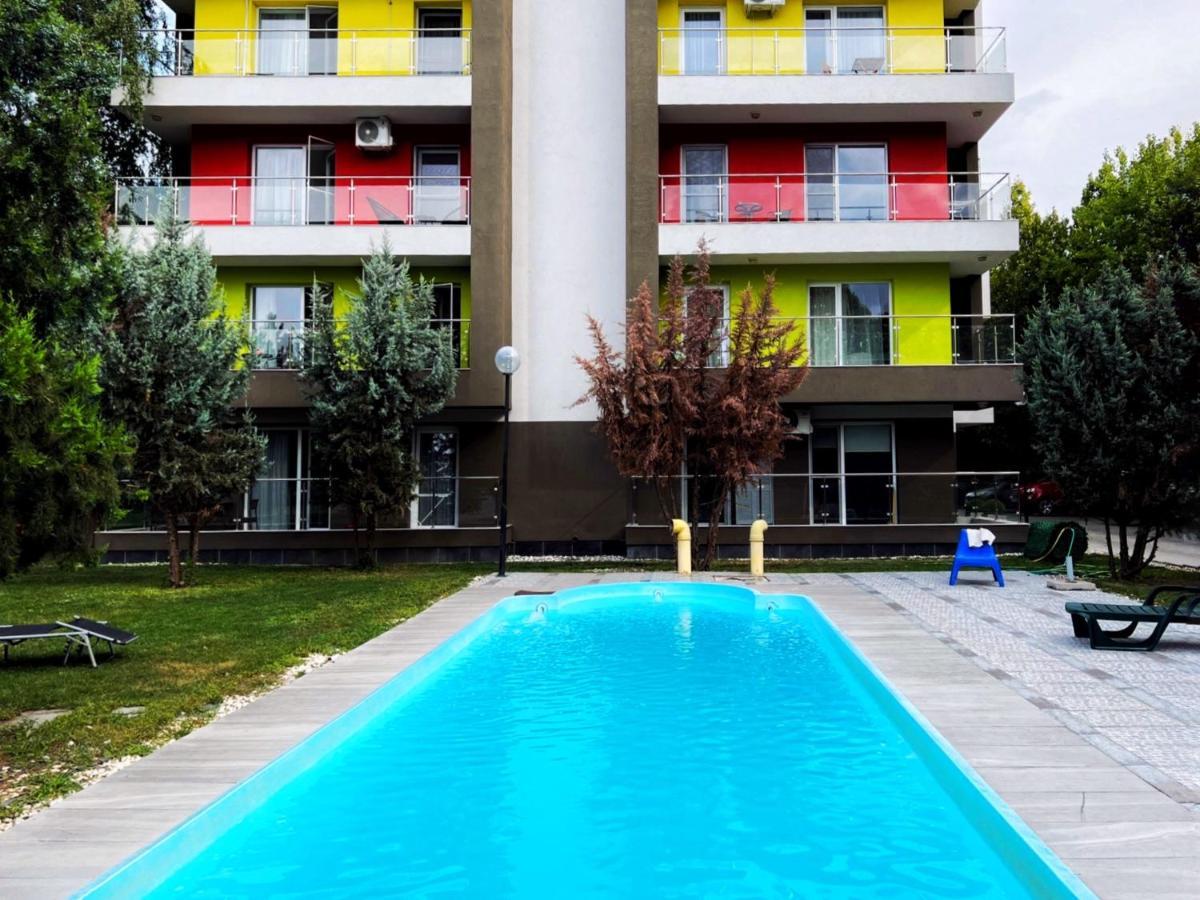The Airport Loft Apartment Отопени Екстериор снимка
