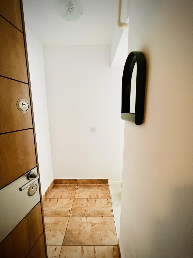 The Airport Loft Apartment Отопени Екстериор снимка