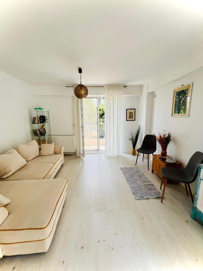 The Airport Loft Apartment Отопени Екстериор снимка