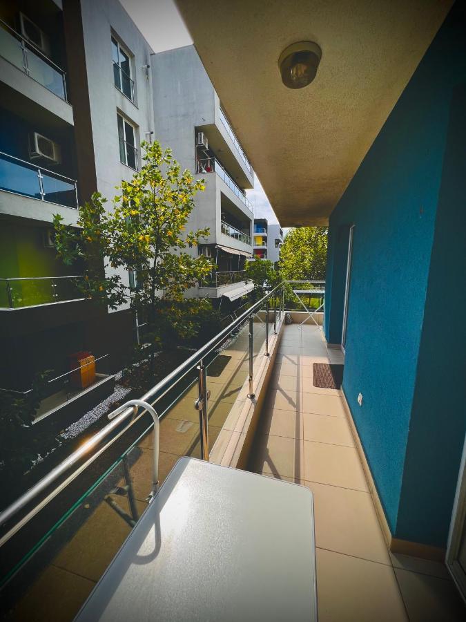 The Airport Loft Apartment Отопени Екстериор снимка