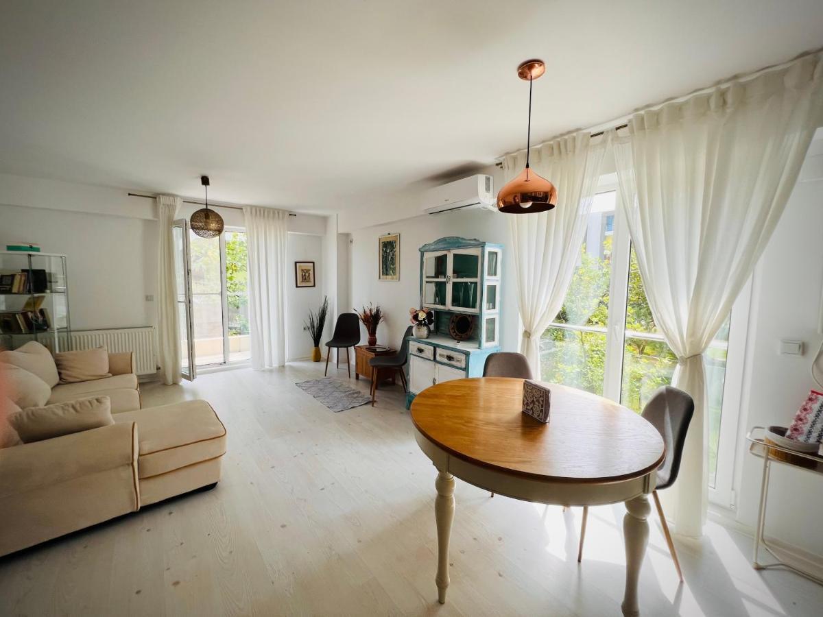 The Airport Loft Apartment Отопени Екстериор снимка