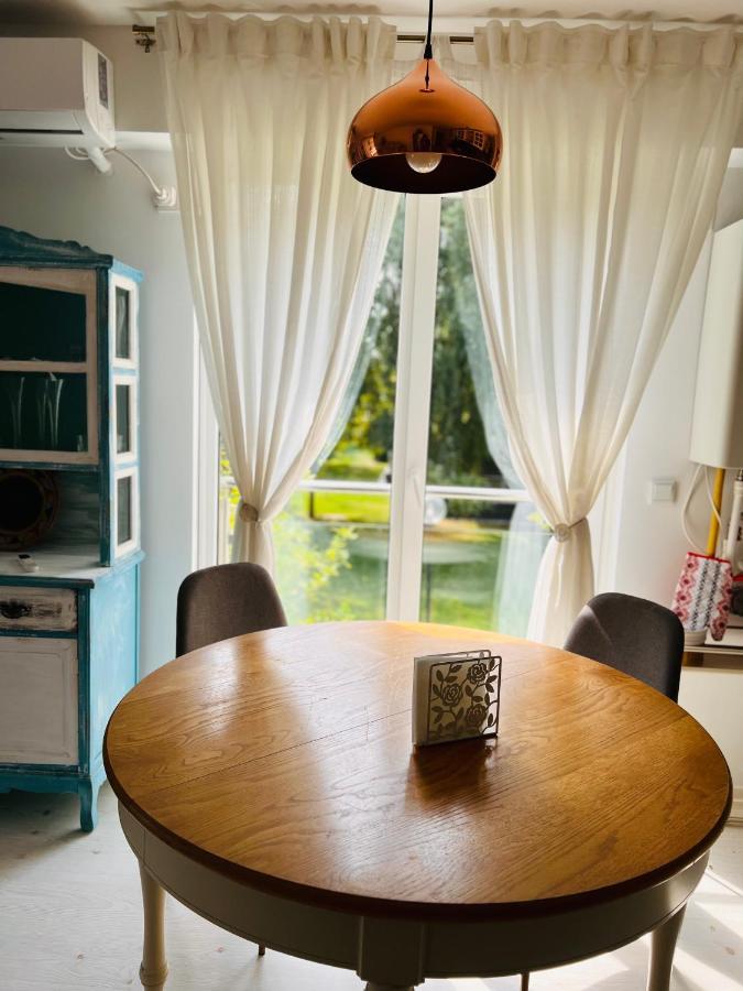 The Airport Loft Apartment Отопени Екстериор снимка