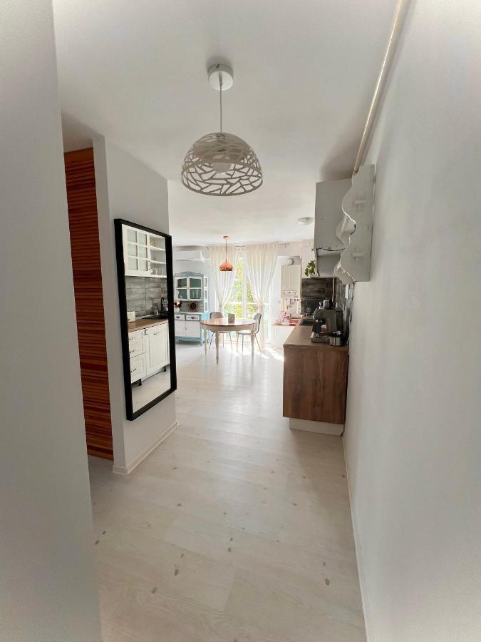 The Airport Loft Apartment Отопени Екстериор снимка