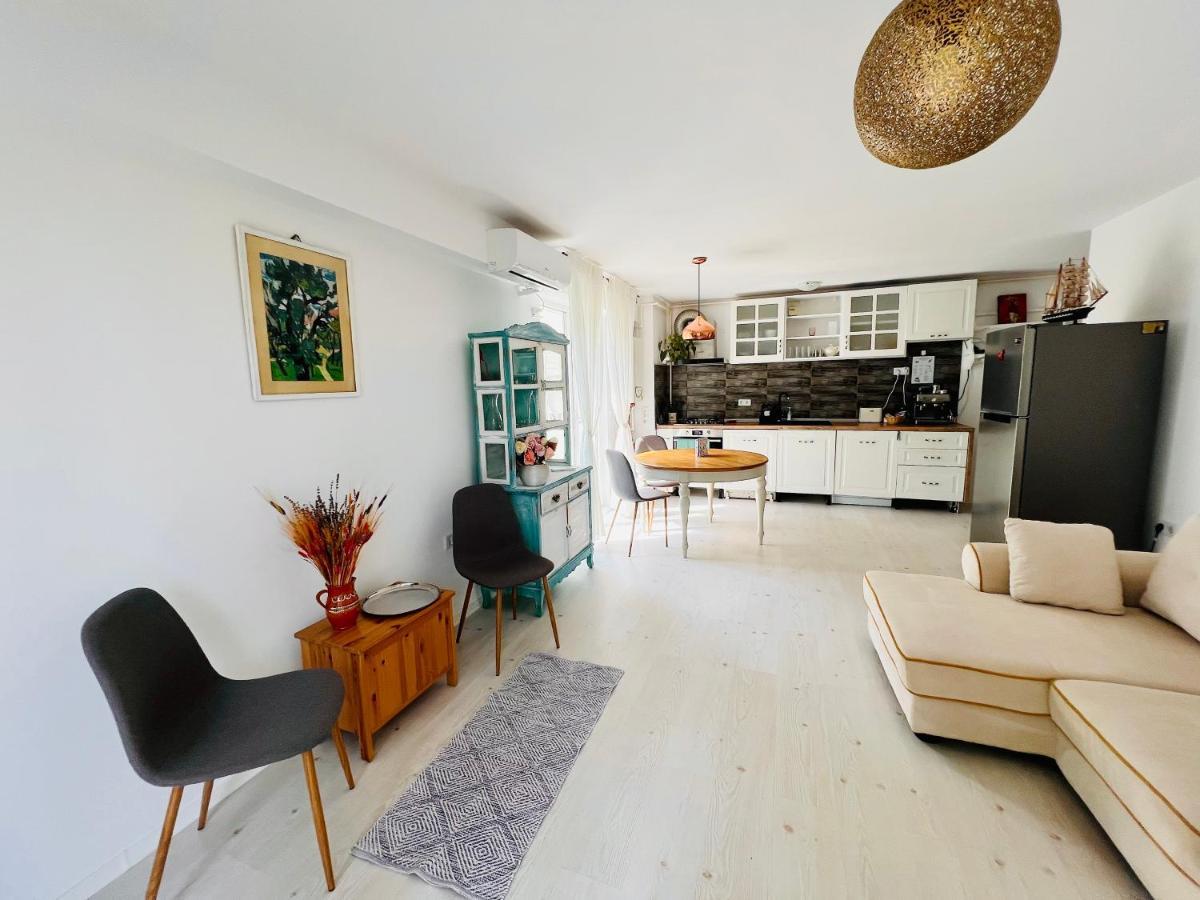 The Airport Loft Apartment Отопени Екстериор снимка