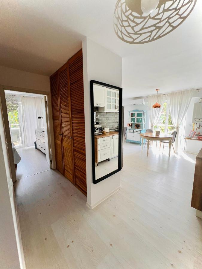 The Airport Loft Apartment Отопени Екстериор снимка