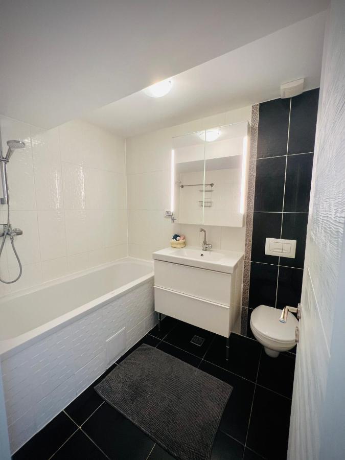 The Airport Loft Apartment Отопени Екстериор снимка