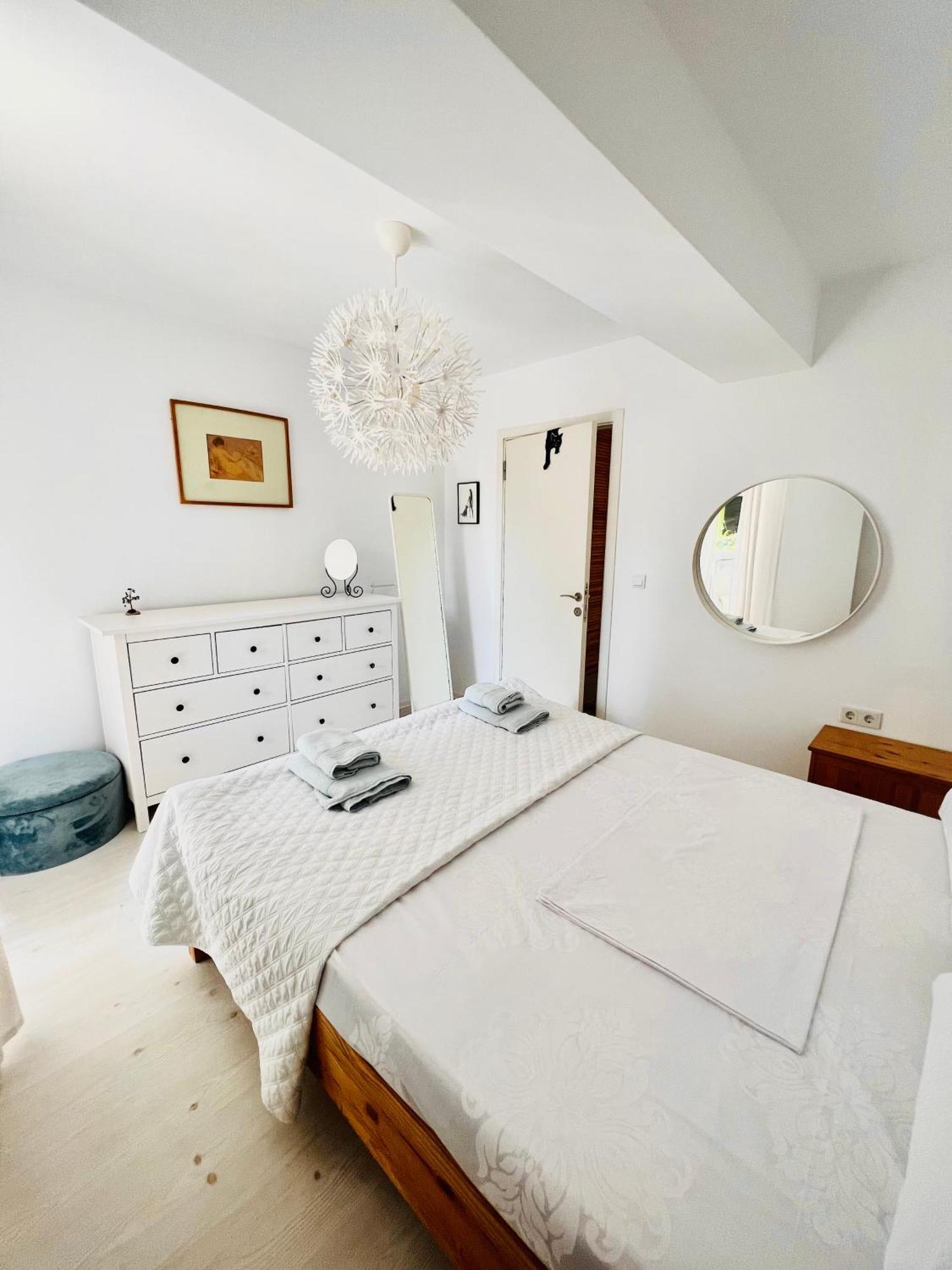 The Airport Loft Apartment Отопени Екстериор снимка