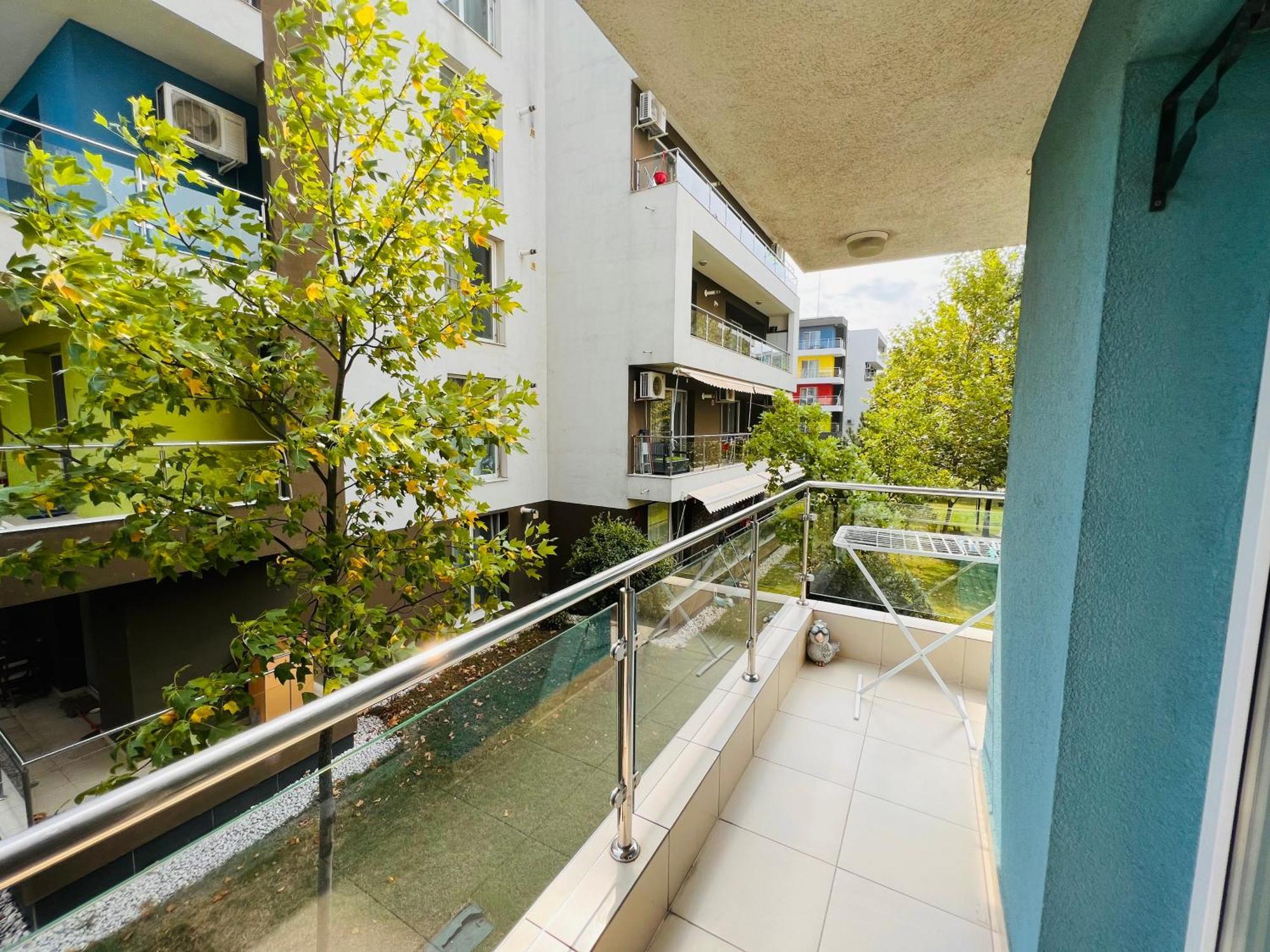 The Airport Loft Apartment Отопени Екстериор снимка